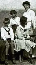 Eva Gräfin Wassilko mit Kindern auf Leitersdorf 1913