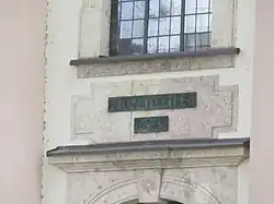 Inschrift über dem Portal