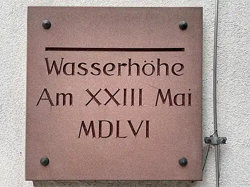 Erneuerte Hochwassermarke rund 2,5&nbsp;Meter über Straßenniveau zur Wasserhöhe 1556