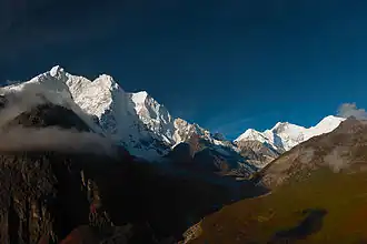 Nordostseite des Chomo Lönzo, rechts im Hintergrund Lhotse und Mount Everest