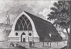 Bogenförmiger Giebel eines Bohlendachs