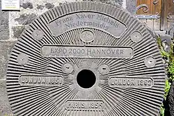 Dieser Mühlstein der Fa. F.X. Michels besuchte insgesamt 4 Weltausstellungen und befindet sich heute im Michelshof in Niedermendig.