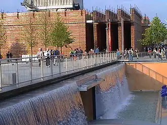 Wasserfall der Gärten im Wandel, im Hintergrund der Schweizer Pavillon Expo 2000 Hannover, 2000