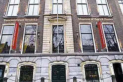 Stadtpalais Herengracht 573 (Fassade) worin heutzutage das Tassenmuseum Hendrikje beherbergt ist