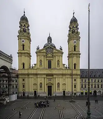 Rk. Theatinerkirche (München): Basilika mit Doppelturmfassade