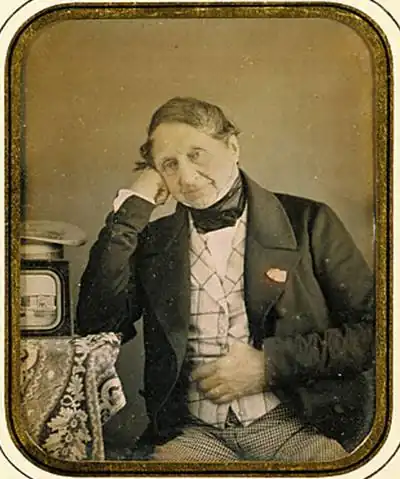 Selbstporträt des Bankiers Jean-Gabriel Eynard, er machte die Daguerreotypie in der Schweiz bekannt; goldgetonte und kolorierte Daguerreotypie um 1847 (Viertelplatte)