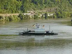 Die Fähre vom Steg aus fotografiert