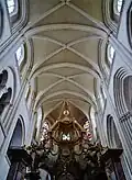 Chor mit Altarbaldachin