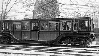 Budapester U-Bahn-Wagen von 1896 mit un­gewöhn­lich niedrigem Führerstand
