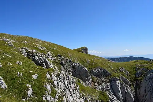 Vom Südrand des Plateaus betrachtet kragt der Gipfel des Fölzsteins markant vor…