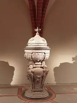 Sandsteinfünte 1586 mit restauriertem Eichendeckel und geschnitzter Taube (2020)