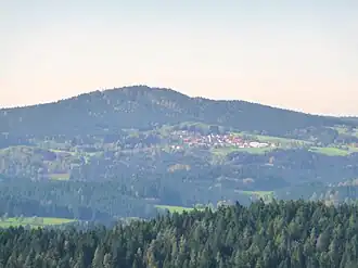 Der Fürberg mit dem Ort Untermitterdorf vom Aussichtsturm Oberkreuzberg aus