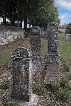 Friedhof, Grabsteine mit Stelen