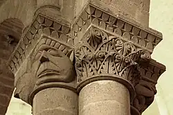 Dämonen mit erschreckendem Blick und Katzenohren