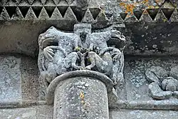 Échebrune, St-Pierre, Kapitell Fassadensäule