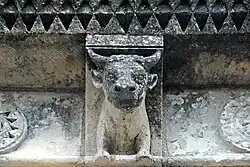 Échebrune, St-Pierre, Kragstein unter Gesims, Ochsenkopf