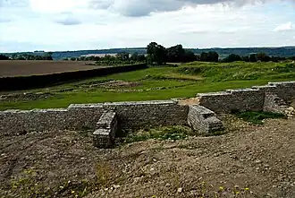 Ausgrabungen, Umfassung des Theaters mit Strebewänden