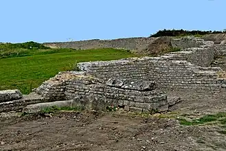 Ausgrabungen, Umfassungswand des Theaters mit Strebewänden