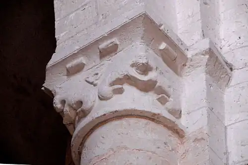 Kapitell Schiffpfeiler, Kämpfer mit Rollenfries