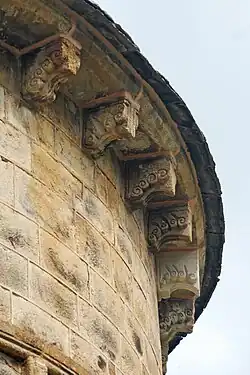 Hobelspankragsteine an der Friedhofskapelle Chambon-sur-Lac