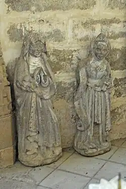 2 Frauen, eine betet, die andere hält Schriftband