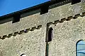 Priorat Saint-Avit-Sénieur, Südseite, Wehrattika mit Zinnen, Dach später höher gelegt