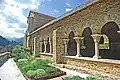 Abbaye Saint-Martin du Canigou, Kreuzgang, Südgalerie von außen