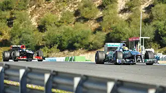 Der F1 W04 mit Eitelkeitsblende an der Nase vor dem Lotus E21 ohne eine solche