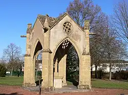 Gotisches Wegkreuz La belle Croix an der Kreuzung der Straßen von Metz nach Thionville (Diedenhofen) und von Ennery nach Hauconcourt, gestiftet 1462 von den Schlossbesitzern[2]