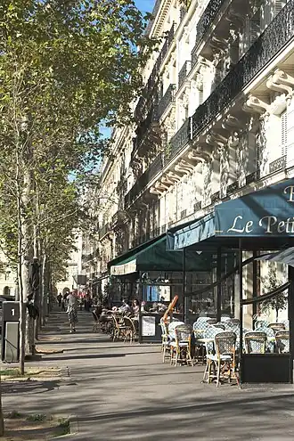 Die Rue de Médicis (bebaute Seite) von der Place Edmond-Rostand aus gesehen