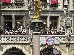 Damenmannschaft am Balkon des Münchner Rathauses