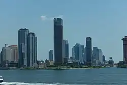 Der Tower kurz vor der Fertigstellung (2022, Mitte)