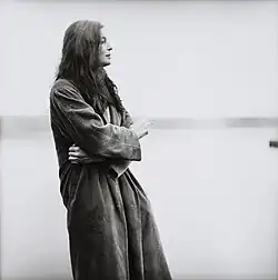 Eva Diamantstein im Profil, rauchend und im Cordmantel, im Hintergrund der Starnberger See