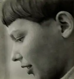 Claus Hansmann als 13-Jähriger, Schwarzweißaufnahme im Profil