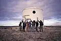 Die Fertigstellung des Äußeren der Station am 26. Juli 2000. Von links nach rechts zu sehen sind Joe Amarualik, Joannie Pudluk, John Kunz, Frank Schubert, Matt Smola, Bob Nesson und Robert Zubrin.