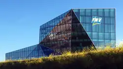 Gebäude von vorne in Farbe.