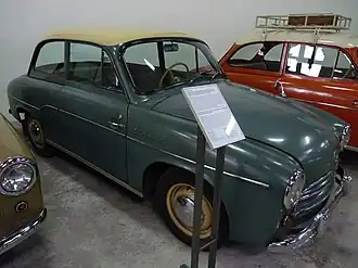 101, 102 und 103: Zierleiste, sofern vorhanden, unterhalb des Türgriffs mit Abwärtsschwung hinter der Tür, dann horizontal weiter