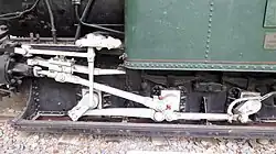 Triebstange, Kuppelstange und Brown-Steuerung, die auf den oberen Schieber wirkt.