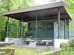 G 3/3 „WYL“ als Denkmal vor dem Klublokal. Sie ist mit Maschen­draht­zaun vor Vandalismus geschützt.