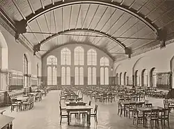 Wartesaal 3./4. Klasse mit Fensterfront nach Süden zur Invalidenstraße