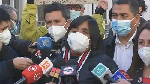 Fabiola Campillai in Begleitung ihres Anwalts und des PS-Abgeordneten Leonardo Soto mit dem Präsidenten des Obersten Gerichtshofs, Guillermo Silva, um die „geringen Fortschritte in ihrem Fall“ anzuklagen