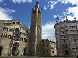 Duomo di Parma, typisch lombardisch die Zwerggalerien unter der Giebelschräge