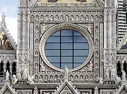 Die lebendigen Halbfiguren um das Westfenster