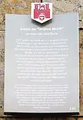 Deutsch- und englischsprachige Legendentafel an der Stele; Stadttafel Nummer 135