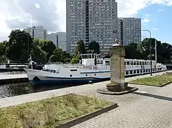 Das Fahrgastschiff Sachsen in der Mühlendammschleuse