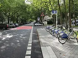 Kassel: Fahrradstraße Goethestraße mit Vorrang an den Einmündungen. Rote Markierungen erhöhen hier die Verkehrssicherheit.