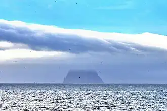 Fairway-Felseninsel von der Ratmanow-Insel aus gesehen