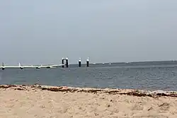 Der südliche Teil des Falckensteiner Strandes mit dem Fähranleger der Schlepp- und Fährgesellschaft Kiel der Fördelinie