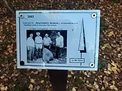 Hinweisschild zum Standort des Gedenksteins