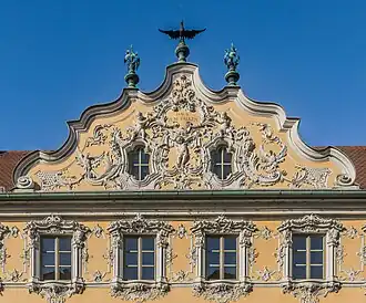 Geknickter Rokoko-Schweifgiebel, 1751, rekonstruiert (Falkenhaus Würzburg)